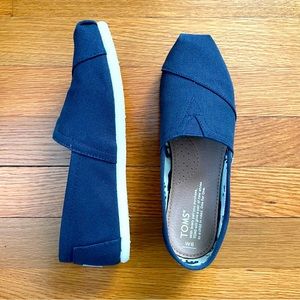 TOMS Classic Canvas Slip-ons - Women 6 - Navy